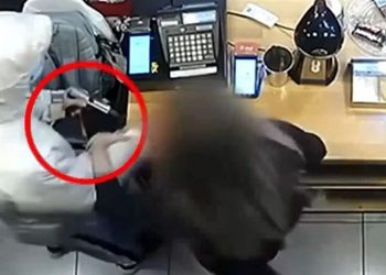 Θεσσαλονίκη: Βίντεο ντοκουμέντο – Ατρόμητη νεαρή σπρώχνει ένοπλο ληστή