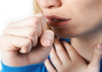 Φυσικοί τρόποι να σταματήσει ο επίμονος βήχας άμεσα