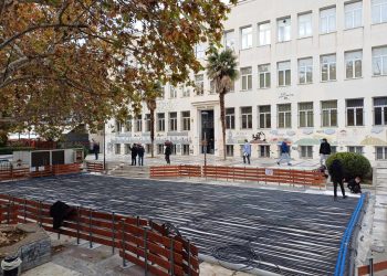 Στήνεται παγοδρόμιο στην πλατεία Ταχυδρομείου στη Λάρισα