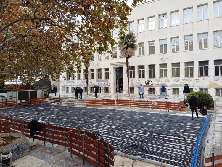 Στήνεται παγοδρόμιο στην πλατεία Ταχυδρομείου στη Λάρισα