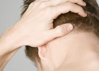 Ο συχνός πόνος στο πίσω μέρος του κεφαλιού συνδέεται με σημαντικό θέμα υγείας: Τι πρέπει να ξέρετε