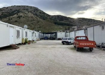 «Δεν αντέχεται αυτό το κλουβί» – Τρίτα Χριστούγεννα σε κοντέινερ για τους σεισμοπαθείς από το Δαμάσι