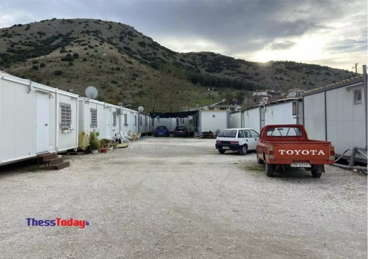 «Δεν αντέχεται αυτό το κλουβί» – Τρίτα Χριστούγεννα σε κοντέινερ για τους σεισμοπαθείς από το Δαμάσι