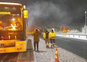 Καλαμπάκα: Χάλασε το λεωφορείο και δεκάδες επιβάτες αφέθηκαν στη χιονοθύελλα επειδή τα διόδια δεν άνοιγαν τα γραφεία