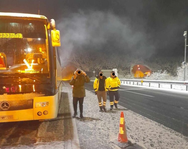 Καλαμπάκα: Χάλασε το λεωφορείο και δεκάδες επιβάτες αφέθηκαν στη χιονοθύελλα επειδή τα διόδια δεν άνοιγαν τα γραφεία