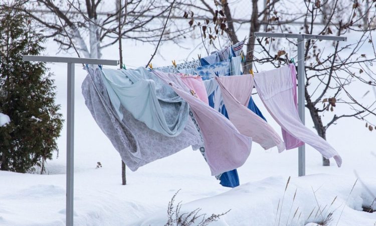 Πώς να στεγνώσετε τα ρούχα τον χειμώνα όταν βρέχει ή έχει υγρασία