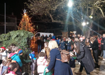 Φωταγωγήθηκε το Χριστουγεννιάτικο δέντρο στην Ελάτη