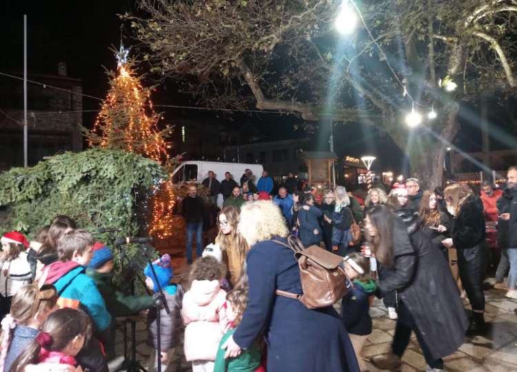 Φωταγωγήθηκε το Χριστουγεννιάτικο δέντρο στην Ελάτη
