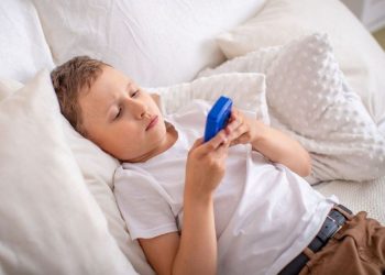 Οθόνες πριν τον ύπνο: Ποιες είναι οι επιπτώσεις στους εφήβους