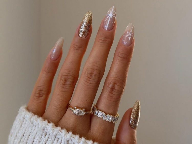 8 χριστουγεννιάτικα manicure θα γεμίσουν με λάμψη τα cozy looks της σεζόν