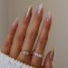 8 χριστουγεννιάτικα manicure θα γεμίσουν με λάμψη τα cozy looks της σεζόν