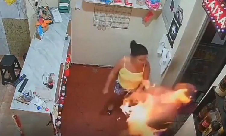 Βραζιλία: Γυναίκα έβαλε φωτιά στο σύζυγό της – Νεκρός ο άνδρας (σκληρό βίντεο)