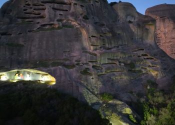 Το μάτι του Θεού – Η εντυπωσιακή φάτνη των Μετεώρων