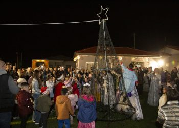 Με μια μεγάλη γιορτή φωταγωγήθηκε το χριστουγεννιάτικο δέντρο στο Δενδροχώρι