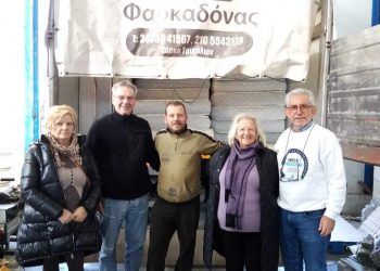 Διανομή στρωμάτων στα Τρίκαλα και Καρδίτσα από την HELPHELLAS