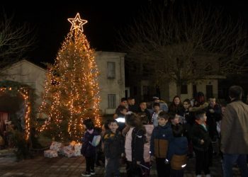 Φωταγωγήθηκε το Χριστουγεννιάτικο δέντρο στους Γόμφους