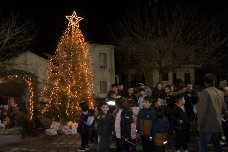 Φωταγωγήθηκε το Χριστουγεννιάτικο δέντρο στους Γόμφους