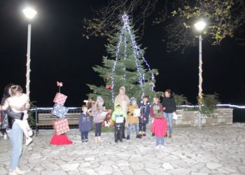 Φωταγωγήθηκε το Χριστουγεννιάτικο Δένδρο στα Στουρναρέικα