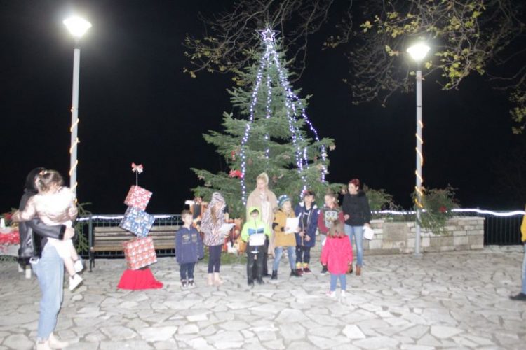 Φωταγωγήθηκε το Χριστουγεννιάτικο Δένδρο στα Στουρναρέικα