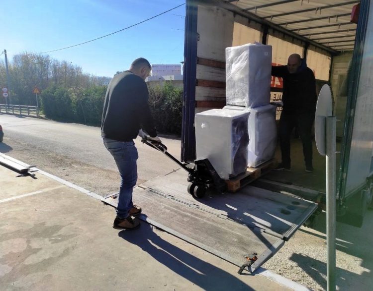 Δωρεά ηλεκτρικών συσκευών στον Δήμο Τρικκαίων από την «Κωτσόβολος» για τους πλημμυροπαθείς