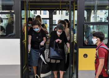 Κορονοϊός – Γρίπη: Σήμερα η ανακοίνωση του ΕΟΔΥ για τις μάσκες σε κλειστούς χώρους και νοσοκομεία