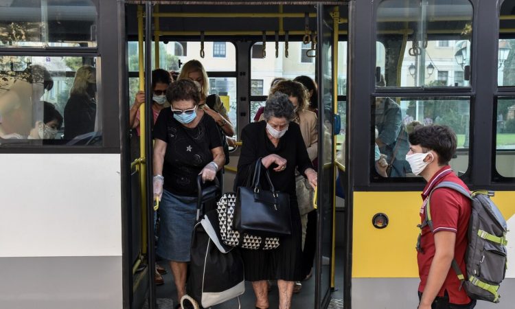 Κορονοϊός – Γρίπη: Σήμερα η ανακοίνωση του ΕΟΔΥ για τις μάσκες σε κλειστούς χώρους και νοσοκομεία
