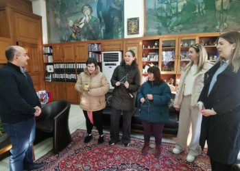 Από την ΠΟΦΕΚΟ τα πρώτα κάλαντα στον Δήμαρχο Τρικκαίων Νίκο Σακκά