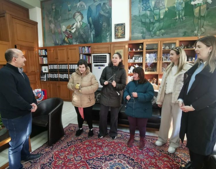 Από την ΠΟΦΕΚΟ τα πρώτα κάλαντα στον Δήμαρχο Τρικκαίων Νίκο Σακκά