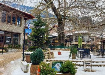 Αγόριανη: Το αγαπημένο «λευκό» χωριό του Παρνασσού με τον καταρράκτη και τις ξακουστές ταβέρνες