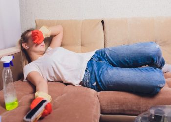 To TikTok hack για να καθαρίσετε τον καναπέ σας