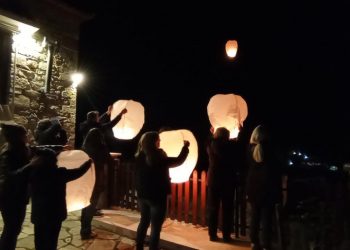 Δεκάδες φαναράκια φώτισαν τον ουρανό της Καστανιάς-4 ήταν «αφιερωμένα» στην Θώμη, την Χρύσα και την Αναστασία και τον μικρό Γιώργο Ντρουμάκα