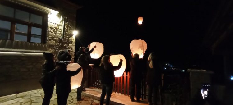 Δεκάδες φαναράκια φώτισαν τον ουρανό της Καστανιάς-4 ήταν «αφιερωμένα» στην Θώμη, την Χρύσα και την Αναστασία και τον μικρό Γιώργο Ντρουμάκα