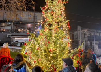 Αισιοδοξία και χαρά στη φωταγώγηση του χριστουγεννιάτικου δέντρου στο Γοργογύρι