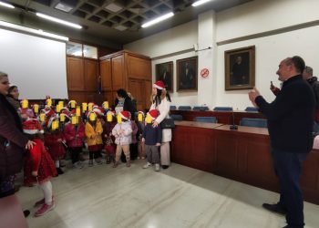 Χαρούμενα κάλαντα στον Δήμαρχο Τρικκαίων από το Νηπιαγωγείο Αγίου Κωνσταντίνου