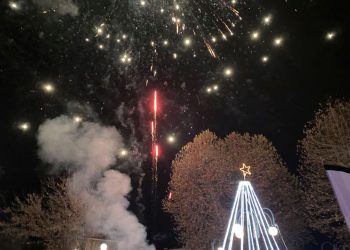 Κλίμα Χριστουγέννων και χαράς στη φωταγώγηση του δέντρου στον Μεγαλοχώρι