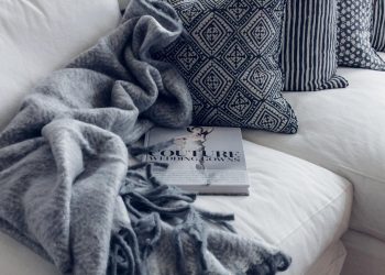 Πώς θα καθαρίσετε τα διακοσμητικά μαξιλάρια