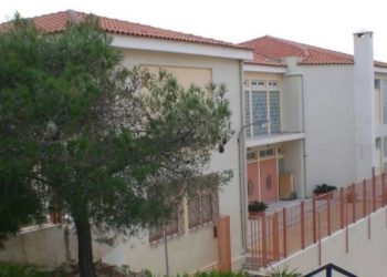 Πέραμα: 14χρονο κορίτσι έπεσε από τον δεύτερο όροφο σχολείου