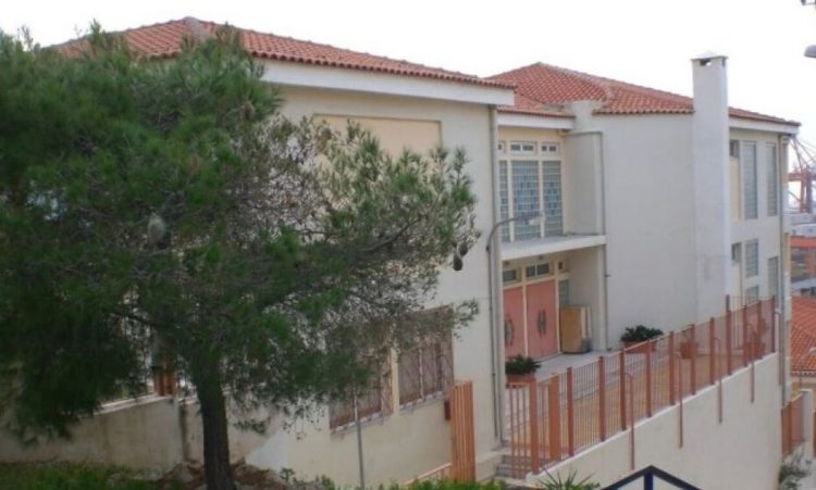 Πέραμα: 14χρονο κορίτσι έπεσε από τον δεύτερο όροφο σχολείου