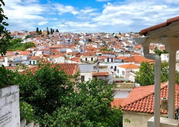 Τα εορταστικά έθιμα στη Μαγνησία και στις Σποράδες – Το «άκραντο νερό» και η «κλειδοχρονιά»