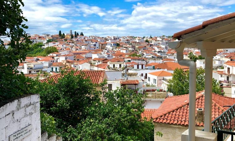 Τα εορταστικά έθιμα στη Μαγνησία και στις Σποράδες – Το «άκραντο νερό» και η «κλειδοχρονιά»