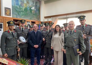 Μελωδικά κάλαντα από τη ΣΜΥ στον Δήμαρχο Τρικκαίων