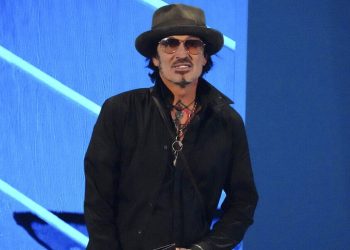 Tόμι Λι: Κατηγορείται για σεξουαλική επίθεση μέσα σε ελικόπτερο – «Έκλαιγα αλλά δεν είχα πού να πάω»