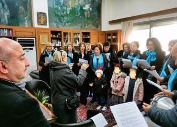 Κάλαντα Πρωτοχρονιάς από τη Δημοτική Χορωδία Τρικάλων στον Δήμαρχο Τρικκαίων