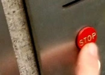 Ξέρεις για ποιο λόγο υπάρχει «STOP» στα ασανσέρ;