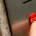 Ξέρεις για ποιο λόγο υπάρχει «STOP» στα ασανσέρ;