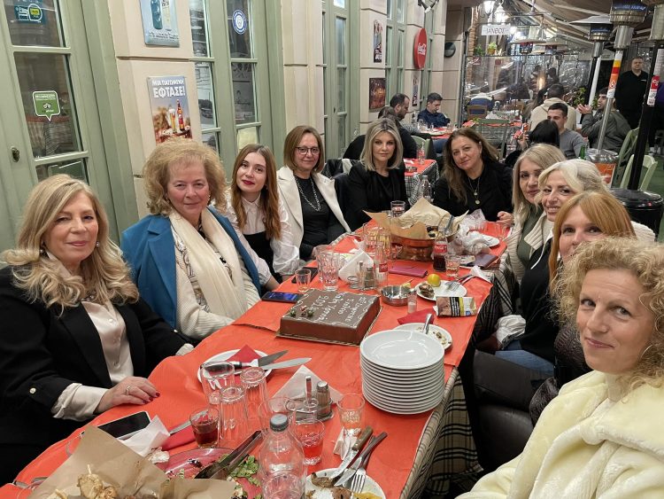 Στα Μεζεδοκαμώματα έκοψαν την πίτα τους οι δάσκαλοι του 12ου Δ.Σ. Τρικάλων