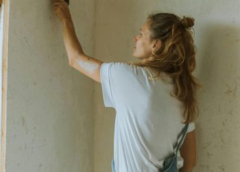 Τα λάθη που κάνεις με τη μούχλα και χειροτερεύουν το πρόβλημα