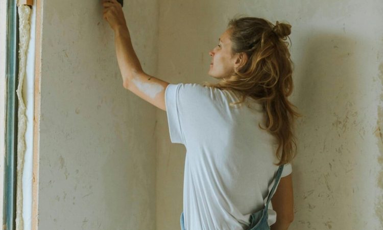 Τα λάθη που κάνεις με τη μούχλα και χειροτερεύουν το πρόβλημα
