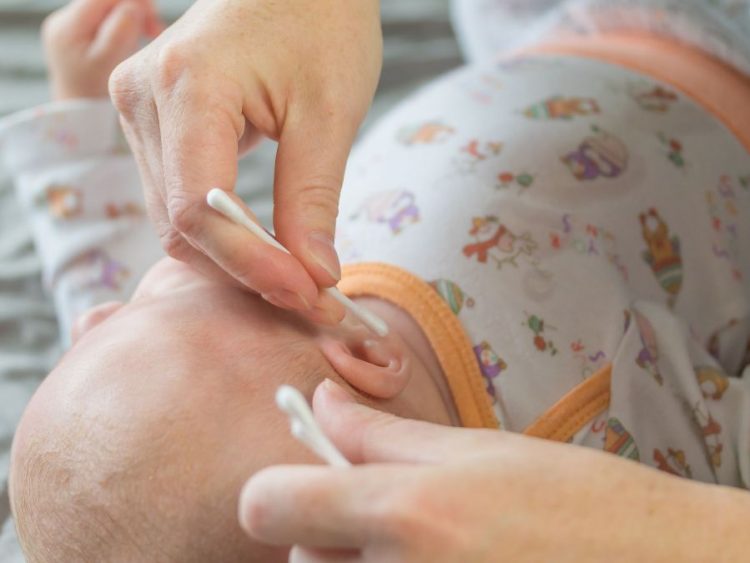 Ποιος είναι ο σωστός τρόπος να καθαρίσετε τα αυτιά του μωρού