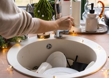 Το tip για να καθαρίσετε τα πιάτα εύκολα και γρήγορα